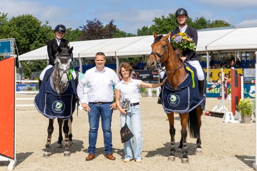 Foto: Unschlagbare Fehmaraner - Tomma Thiesen und Sven Gero Hünicke sprangen auf die Plätze eins und zwei im Preis der Asmussen Landtechnik GmbH & Co. KG und Höft Bau GmbH & Co. KG. Thies Johannsen und Katrin Johannsen überbrachten die Glückwünsche - Fotograf: Christian Beeck Foto: Unschlagbare Fehmaraner - Tomma Thiesen und Sven Gero Hünicke sprangen auf die Plätze eins und zwei im Preis der Asmussen Landtechnik GmbH & Co. KG und Höft Bau GmbH & Co. KG. Thies Johannsen und Katrin Johannsen überbrachten die Glückwünsche - Fotograf: Christian Beeck