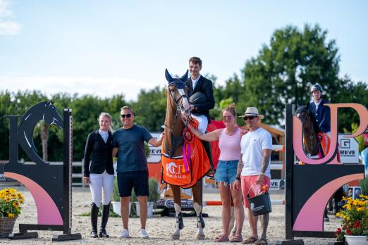 Foto: Simon Heineke triumphierte mit Coco Chanel im Großen Preis der U.P. Sporthorses GmbH. Gemeinsam mit dem Sieger freute sich das Veranstalter-Quartett (v. l.) um Johanna und Fabian Kühl sowie Ines und Malte Nemitz - Fotograf: RathmannVerlag/Lena Magens