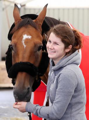 Foto: Groom Hannah accompanies “Sanctos” to Calgary - Fotograf: Rolex Grand Slam of Show Jumping/Andreas Steindl