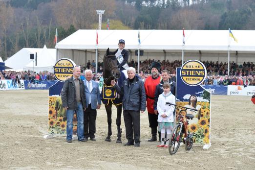 Foto: Ehrung im Solartechnik Stiens Nordcup. Es zeigt v.l. Ulrich Huhmdor (Solartechnik Stiens), Ullrich Kasselmann, die Gewinnerin Meredith Michaels-Beerbaum, Paul Schockemöhle, Pedro Cebulka (Steward) und den DKB-Teamathleten Frank-Peter Roetsch - Fotograf: Karl-Heinz Frieler 