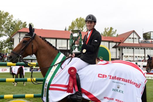 Foto: Scott Brash with the Rolex Grand Slam Trophy on his horse “Hello Sanctos” - Fotograf: Rolex Grand Slam of Show Jumping/ Kit Houghton