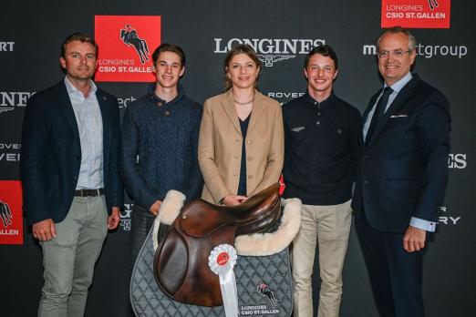 Foto: Peter van der Waaij (Equipenchef der Schweizer Springreiter), Linus Hanselmann (Nachwuchs-Springreiter), Nayla Stössel (OK-Präsidentin Longines CSIO St.Gallen), Edouard Schmitz (Schweizer Elite-Springreiter) und Kai Huttrop-Hage (Turnierleiter Longines CSIO St. Gallen) - Fotograf: : Katja Stuppia/CSIO