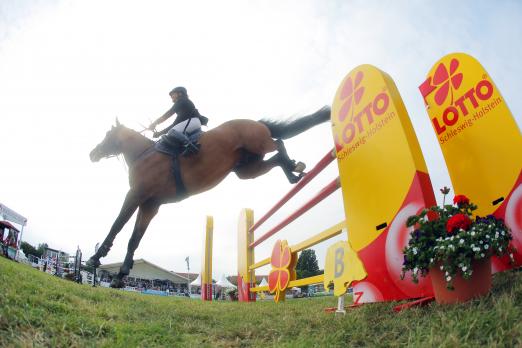 Foto: Zweiter Rüder Triumpf bei Lotto 3plus1, diesmal durch Petra Rüder und Latigo - Fotograf: Stefan Lafrentz