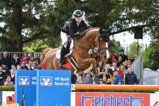 Foto: Linn Hamann und ihr Holsteiner Wallach Cool Fox gewannen den Großen Preis der VR Bank Nord eG in Hörup - Fotograf: RathmannVerlag/Malina Blunck