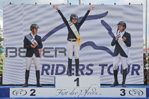 Foto: Etappensiegerin in Donaueschingen und nun zur Finaletappe bei den VR CLASSICS: Sophie Hinners freute sich riesig, links Mathias Norhaeden Johannsen (DEN), rechts Werner Muff (SUI) 