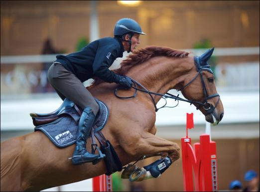 Foto: Ludger Beerbaum and his borrowed horse “Leonidas” at the warm-up - Fotograf: Longines Equestrian Beijing Masters/Arnd Bronkhorst