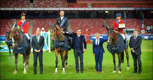 Foto: The winners of the team jumping competition, Zhiwen Zhao, Marco Kutscher and Zhenqiang Li, at the prize-giving ceremony - Foto: Longines Equestrian Beijing Masters/Arnd Bronkhorst