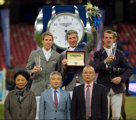 Foto: The prize-giving ceremony of the Longines Grand Prix with Henrik von Eckermann, Ludger Beerbaum and Gregory Wathelet on the podium and Jing Li, CEO of Dashing Equestrian, Dennis Li, vice-president of Longines China, and Li Nianxi, chief secretary of the Chinese Equestrian Association, in the front. - Fotograf: Longines Equestrian Beijing Masters/Arnd Bronkhorst