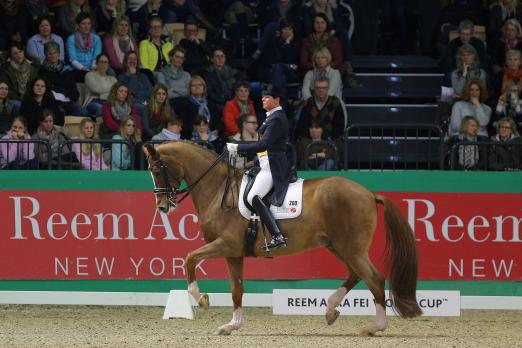 Foto: Ulla Salzgeber gewinnt mit Herzruf´s Erbe Weltcup-Kür in Neumünsters Holstenhallen. - Fotograf: Stefan Lafrentz