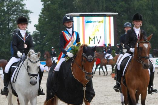 Foto: Ponyreiter bei der Parade der Meisterehrung anlässlich der Landesmeisterschaft 2015 in Redefin, die sehr gute Kritiken erhielt - Fotograf: Jutta Wego