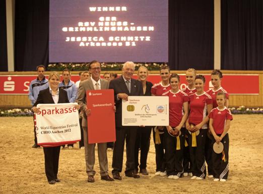 Foto: Wilfried Nellessen, Mitglied des Vorstands der Sparkasse Aachen (2.v.l.) und Hans Kauhsen, Mitglied des Aufsichtsrats des Aachen-Laurensberger Rennvereins e.V. (3.v.l.) mit dem siegreichen Team - Fotograf: chioaachen.de