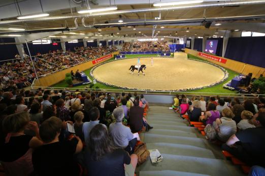 Foto: Panorama der Voltigier-Wettbewerbe in der Albert-Vahle-Halle - Fotograf: ALRV/Andreas Steindl