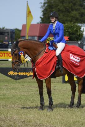 Foto: Ohne Stechen zum Sieg im Großen Preis des Kaufhauses Stolz 2016 - Laura Jane Hackbarth und Carisma - Fotograf: Julia Widder