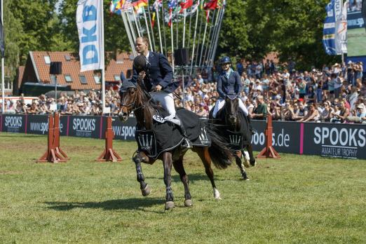 Foto: Dank der SPOOKS-Amateur Trophy können Non-Professionals über den Derbyplatz in Klein Flottbek galoppieren - Fotograf: Sportfotos-Lafrentz