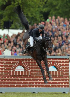 Foto: Nisse Lüneburg - Sieger im 85. Deutschen Spring-Derby 2014 - mit dem Holsteiner Wallach Calle Cool - Fotograf: Stefan Lafrentz