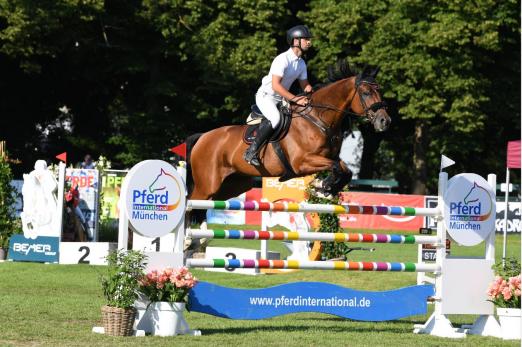 Foto: Sieger der Qualifikation zum Bayernchampionat des SC Bayern e.V. präsentiert von Selleria Equipe - Sven Fehnl mit Faascination 10 - Fotograf: Ursula Puschak