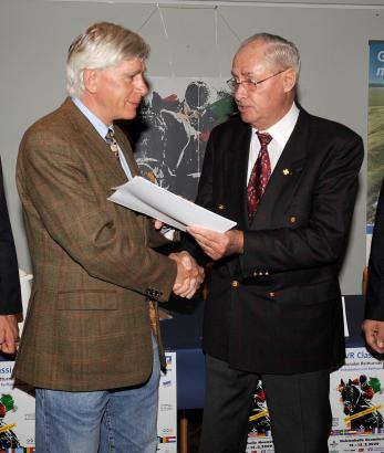 Foto: In Norddeutschland gilt der Handschlag: Paul Schockemöhle und August Christian Horn - Fotograf: Jörg Lühn
