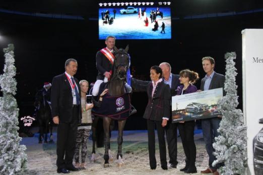 Foto: Der Sportland Salzburg Grand Prix Sieger Paul Estermann (SUI) mit Castlefield Eclipse und Dr. Ernst Griebnitz, Jennifer Göllner (PAHI) mit der Uhr von Thomas Sabo, Sponsorin Serena Hamberg (Gestüt Römerhof), Josef Göllner (PAHI), Sportlandesräting Magistra Martina Berthold und Pappas Verkaufsleiter Hannes Antes. - Fotograf: Nini Schäbel
