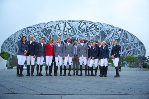 Foto: Das Gruppenbild zeigt die internationalen Reiter gemeinsam mit Michael Mronz und Frank Kemperman vor dem Olympiastadion „Bird`s Nest“ (v.l.): Meimei Zhu (CHN), Roger-Yves Bost (FRAU), Scott Brash (GB), Penelopes Leprevost (FRA), Frank Kemperman (NL), Kevin Staut (FRA), Ludger Beerbaum, Michael Mronz, Marco Kutscher (alle GER), Ben Maher (GB), Laura Kraut (USA), Nick Skelton (GB) und Jane Richard Philips (SUI). Fotograf: Arnd Bronkhorst