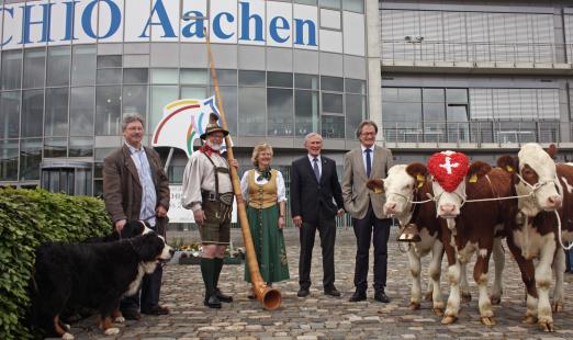 Foto v.l.: Oliver Bassauer mit den Berner Sennenhunden Luke und Leia, Josef und Marita Nacken von den Alphornbläsern Bardenberg, ALRV-Präsident Carl Meulenbergh, den ALRV-Vorstandsvorsitzenden und Turnierleiter Frank Kemperman sowie die drei Simmentaler Sofie, Charlotte und Brigitte.