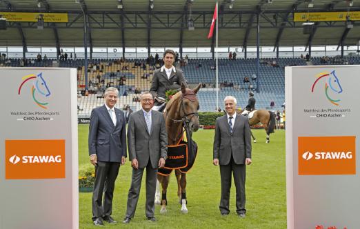 Foto von links: Dieter Junghans, Mitglied des Aufsichtsrats des Aachen-Laurensberger Rennvereins e.V., Dr. Christian Becker und Dr. Peter Asmuth (Vorstände STAWAG). das Bild kann honorarfrei verwendet werden - Fotograf: CHIO Aachen/ Michael Strauch