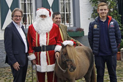 Foto von links: Frank Kemperman, Willibert Mehlkopf und Tim Birckenstaedt samt Weihnachtsmann und Shetland-Pony „Carmen“