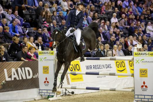 Foto: Mario Stevens mit Wallach Landano im Großen Preis von Oldenburg - Fotograf: Stefan Lafrentz