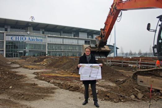 Foto: Frank Kemperman auf der Baustelle vor der Geschäftsstelle des CHIO Aachen