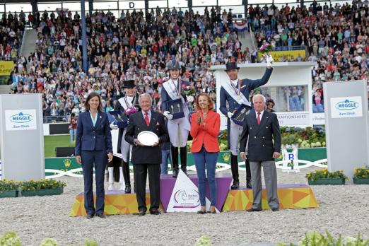 Foto: v.l. Stefanie Peters (Aufsichtsratsmitglied Aachen-Laurensberger Rennverein, Toni und Marina Meggle und Hanfried Haring, Präsident des Europäischen Pferdesportverbandes) - Fotograf: Aachen 2015/ Michael Strauch