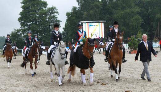 Foto: Die Meisterschaftstage enden jedes Jahr, so wie in Redefin 2015, mit einer großen Abschlussparade der Medaillengewinner, hier angeführt durch Verbandsgeschäftsführer Hans-Joachim Begall - Fotograf: Jutta Wego