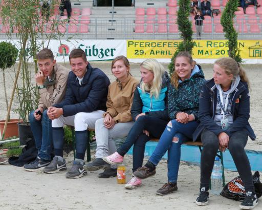 Foto: Bei einer solchen Großveranstaltung wie dem Landesturnier werden viele Hände gebracht. Das Jugend-sprecherteam des Landes Mecklenburg-Vorpommern hat sich, wie im Vorjahr, wieder bereit erklärt als Parcourshelfer mitzuarbeiten - Fotograf: Jutta Wego