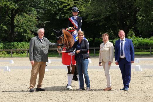 Foto: Marie Holtfreter wurde wie bereits im vergangenen Jahr zur Landesmeisterin der Jungen Reiter gekürt und nahm die Glückwünsche von Dieter Medow (li.), Vorsitzender des Pferdesportverbandes Schleswig-Holstein e.V. (PSH), Beate Schubert-Steen, Vizepräsidentin Breitensport des Landesverbandes der Reit- und Fahrvereine Hamburg e.V. und dem Bürgermeister von Bad Segeberg Toni Köppen entgegen - Fotograf: RathmannVerlag/Märtha-Louise Neeth