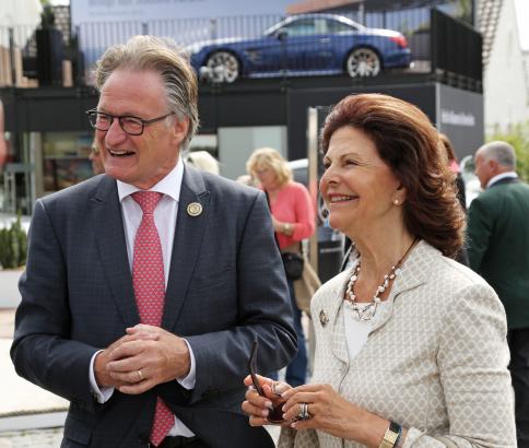 Foto: Ihre Majestät Königin Silvia von Schweden und der Vorstandsvorsitzende des Aachen-Laurensberger Rennvereins e.V., Frank Kemperman - Fotograf: CHIO Aachen/Michael Strauch 