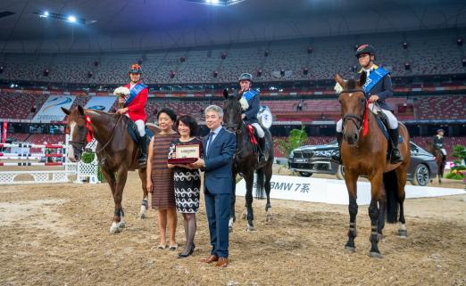 Foto: Das Foto zeigt das siegreiche Team mit v.l. Jing Li, Präsidentin von Dashing Equestrian, Susen Chen, Präsidentin Swatch Gruppe China und Dennis Li, Vizepräsident Longines China - Fotograf: Longines Beijing Masters/Arnd Bronkhorst