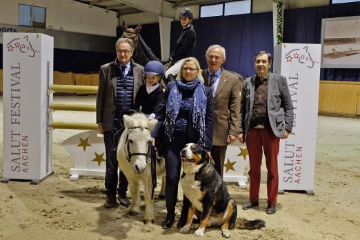 Foto: v.l. Frank Kemperman, Clara Pohen im Sattel von „Coca“, Claudia Pohen mit „Ben“, Carl Meulenbergh und Willibert Mehlkopf. Im Hintergrund Debby Sterzenbach im Sattel von „Cinderella“ - Fotograf: ALRV/Bernhard Wamper