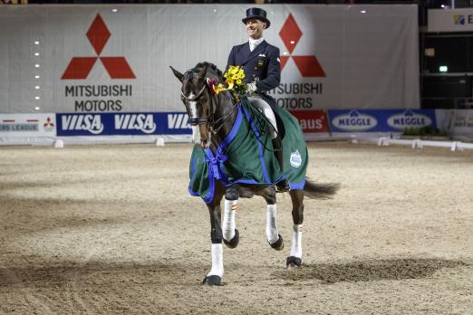 Foto: Strahlender Sieger der Grand Prix Kür Borja Carrascosa im Sattel von Al Martino - Fotograf: Stefan Lafrentz