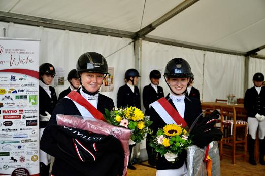 Foto: Freuen sich über den Erfolg ihrer Pferde, die Reiterinnen der Westfalen-Champions Andrea Krehenwinkel und Jana Marie Thamm - Fotograf: Foto Oger