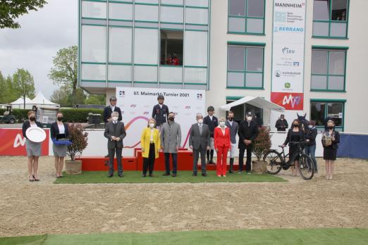 Foto: Podium mit (von links) Maurice Tebbel, Michael Jung und Douglas Lindelöw sowie davor (von links) Hostess Anica Fröhling, Hostess Lea Wedler, Dr. Georg Müller, Vorstandsvorsitzender der MVV, die Mannheimer Stadträtin Helen Heberer, Mannheims Sportbürgermeister Ralf Eisenhauer, Turnier-Chef und Präsident des Reiter-Verein Mannheim, Peter Hofmann, die stellvertretende Vorsitzende des Reiter-Verein Mannheim, Christiane Berger-Kühn, Richard Vogel - Fotograf: Rainer Schmid/RV Mannheim