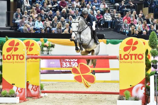 Foto: Alejandro Merli Soler und Cassilux bei der Baltic Horse Show. Der Spanier gewann die Gesamtwertung der Serie Lotto 3plus1 - Fotograf: Frieler