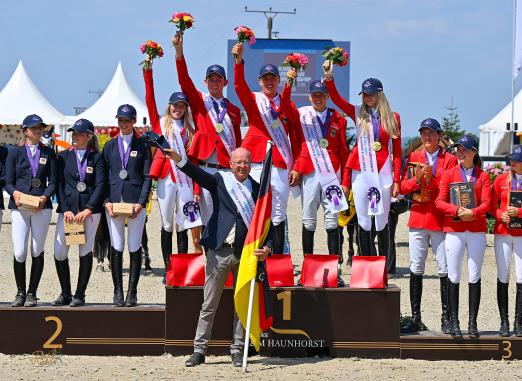 Foto: Deutschlands Junioren krönen ihre starke Teamleistung mit Gold - Fotograf: Foto Rüchel Foto: Deutschlands Junioren krönen ihre starke Teamleistung mit Gold - Fotograf: Foto Rüchel