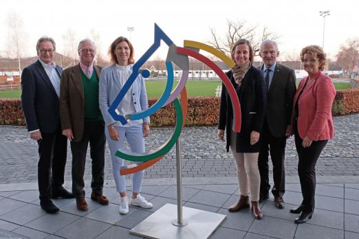 Foto: Stefanie Peters und Birgit Rosenberg (Mitte von links). Es gratulieren der ALRV-Vorstandsvorsitzende Frank Kemperman, Vizepräsident Baron Wolf von Buchholtz, Präsident Carl Meulenbergh und Vorstandsmitglied Helen Rombach-Schwartz - Fotograf: CHIO Aachen
