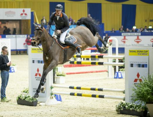 Foto: Sieger im Großen Preis der Bundesrepublik Jan Wernke mit Queen Mary - Fotograf: sportfotos-lafrentz.de