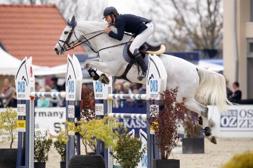 Foto: Christian Rhomberg und Top-Pferd Saphyr de Lacs - schon zum Auftakt in Hagen a.T.W. wurde der Österreicher Zweiter - Fotograf: Stefan Lafrentz