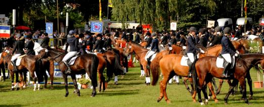 Foto: Abteilungsaufmarsch in Bad Segeberg - Fotograf: Pferdesportverband SH