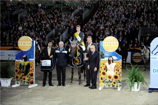 Foto: Siegerehrung im Großen Preis für Titelverteidiger Jörg Oppermann und Che Guevarra. Links neben den Siegern Paul Schockemöhle und Stefan Unterlandstättner, rechts Georg Stiens und Hans Günter Winkler. - Fotograf: Karl-Heinz Frieler 