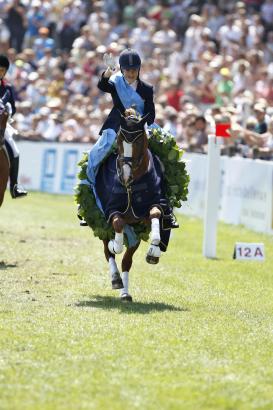 Foto: Sophie Kampmann und Voyager nach dem Sieg im Deutschen Pony-Dressur-Derby - Fotograf: Thomas Hellmann 