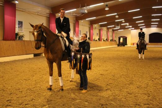 Foto von Borja Carrascosa Martinez mit Da Silva in der Siegerehrung mit Mia Clar
