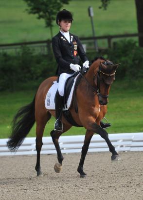 Foto: Lena-Charlott Walterscheidt, die mit Equestricons Lord Champion die Pony-Dressur dominiert. - Fotograf: Marc Gr. Feldhaus