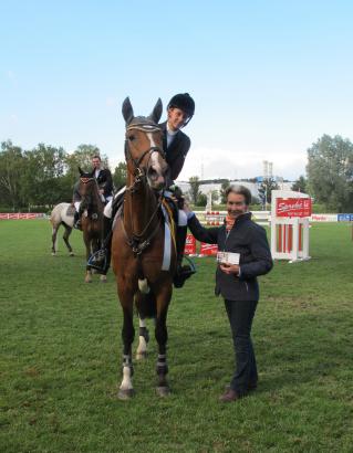 Foto: Amke Stroman mit Lucie H in der Siegerehrung. Es gratuliert Angelika Borsum. - Fotograf: EN GARDE