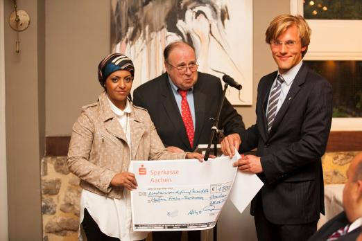 Foto: Marten Frehe-Siermann (re.) bei der Übergabe des Awards mit Prof. Dr. Arno Gego und Sheikha Reem Al Thani (li.). - Fotograf: EN GARDE Marketing 